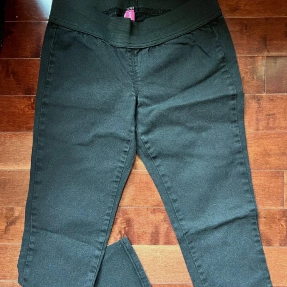 Almost Famous Black Skinny Jeans with Elastic Waist Size: L